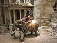 967 - Angela Tripi - Koenig auf Elefant Szene Petra 1 - Re su elefante_1